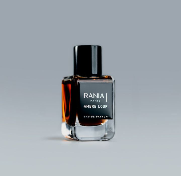 Flacon de parfums Ambre Loup de RANIA J sur un fond gris