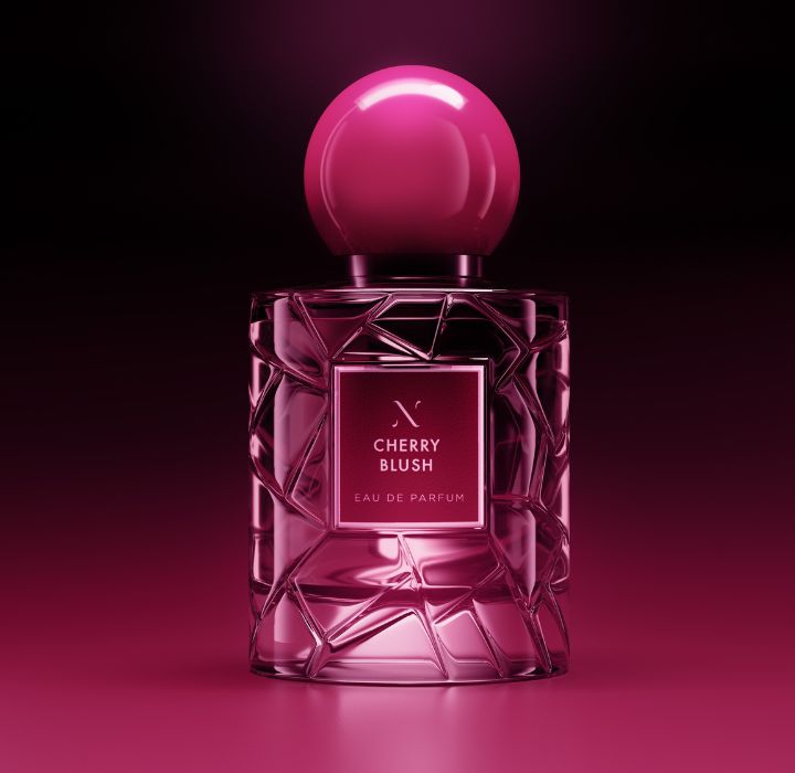 L'image montre un flacon de parfum CHERRY RUSH de la marque de parfums de niche LES SŒURS DE NOÉ. Le flacon est transparent avec des facettes géométriques et un bouchon rouge rosé. Le flacon est élégant, avec un design raffiné, un bouchon rouge et une étiquette sobre. L'éclairage qui crée une ambiance rouge met en avant une ambiance chaleureuse et luxueuse, mettant l'accent sur la tonalité fruitée autour de la note cerise et l'exclusivité de la fragrance.