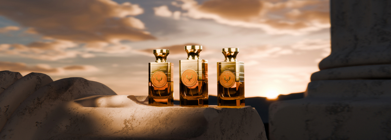 L'image montre trois flacons de parfum de la marque Electimuss, vendue sur la boutique en ligne Scentissime.com. Ils sont placés sur une surface rocheuse. Les flacons, en verre transparent avec des détails dorés, reflètent la lumière d'un coucher de soleil, créant une ambiance chaleureuse et luxueuse. En arrière-plan, le ciel est parsemé de nuages aux teintes douces. Les flacons sont alignés, chacun portant le logo de la marque au centre. L'éclairage met en valeur les textures des flacons et la beauté des couleurs, ajoutant une dimension élégante à la composition.