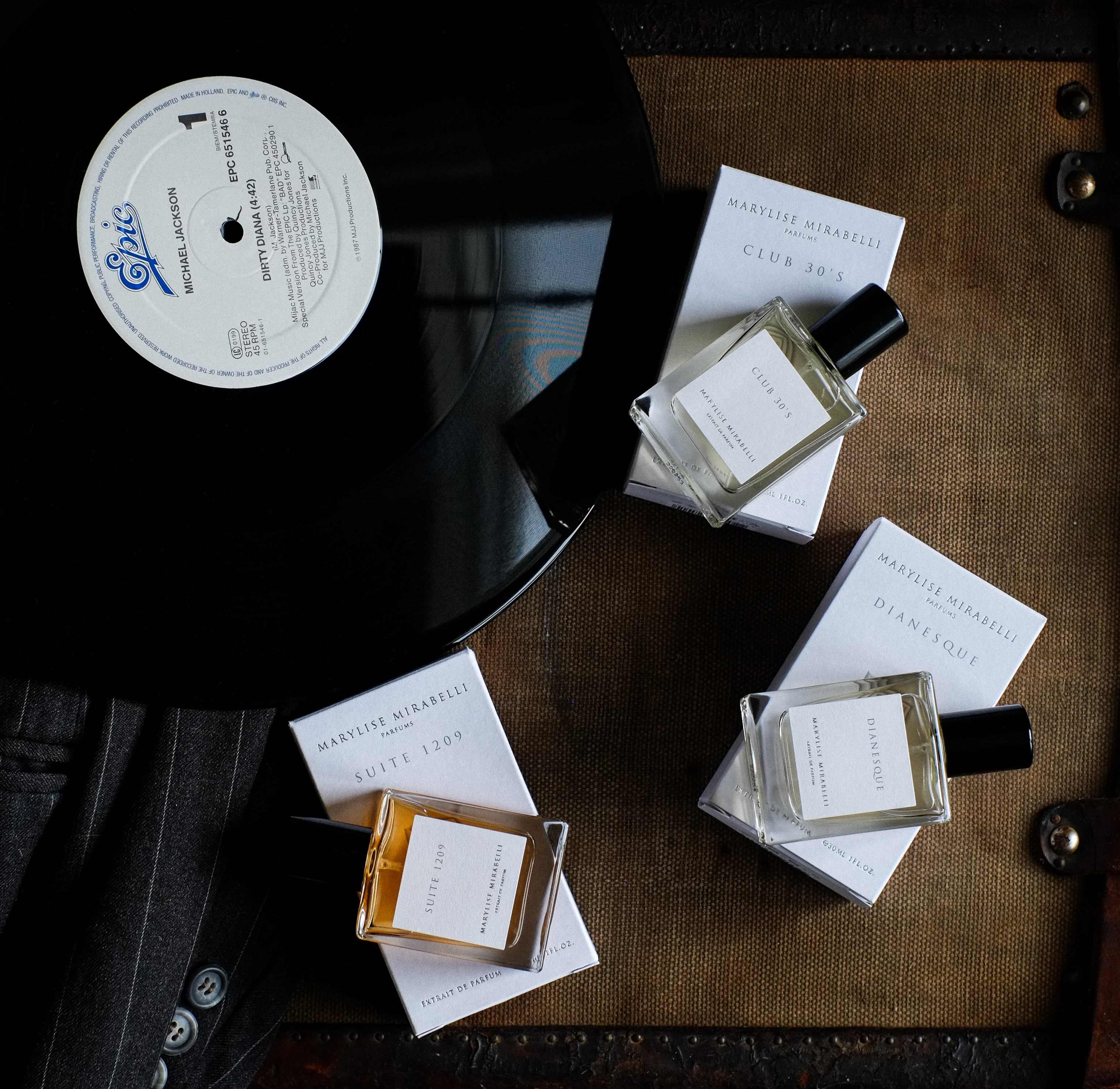 Des flacons de parfum Marylise Mirabelli et un disque vinyle