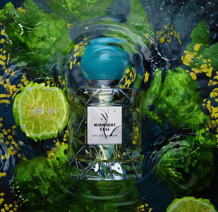 L'image présente un flacon de parfum, nommé "Midnight Call" de la marque Les Sœurs de Noé, vendue sur la boutique en ligne SCENTISSIME, immergé dans l'eau, entouré d'éléments végétaux verts et de touches jaune doré. L'arrière-plan est sombre, probablement bleu foncé ou noir, ce qui fait ressortir le flacon et les éléments qui l'entourent. Le flacon: De forme rectangulaire avec des facettes taillées qui lui donnent un aspect cristallin ou de diamant. La coiffe est sphérique et d'une couleur turquoise vibrante qui contraste avec le verre transparent du flacon. Une étiquette blanche, simple et élégante, porte l'inscription "N° Midnight Call" et "Eau de Parfum". On distingue des tranches de citron vert, à côté du flacon. Le vert vif des agrumes contraste avec le fond sombre et le turquoise du bouchon. D'autres éléments végétaux verts, flous et abstraits, entourent le flacon, contribuant à l'ambiance luxuriante et tropicale. Des taches et des volutes jaune doré sont dispersées dans le liquide et autour des éléments végétaux. Elles ajoutent une touche de luxe et de mystère à la composition. L'image évoque une sensation de fraîcheur, de mystère et de sophistication. Le contraste des couleurs, la lumière et les éléments naturels créent une atmosphère luxueuse et attrayante. L'immersion du flacon dans le liquide suggère une idée de profondeur et d'intensité.