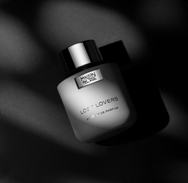 Un flacon de parfum Lost Lovers de MAISON DE L'ASIE en noir et blanc, avec des ombres portées.