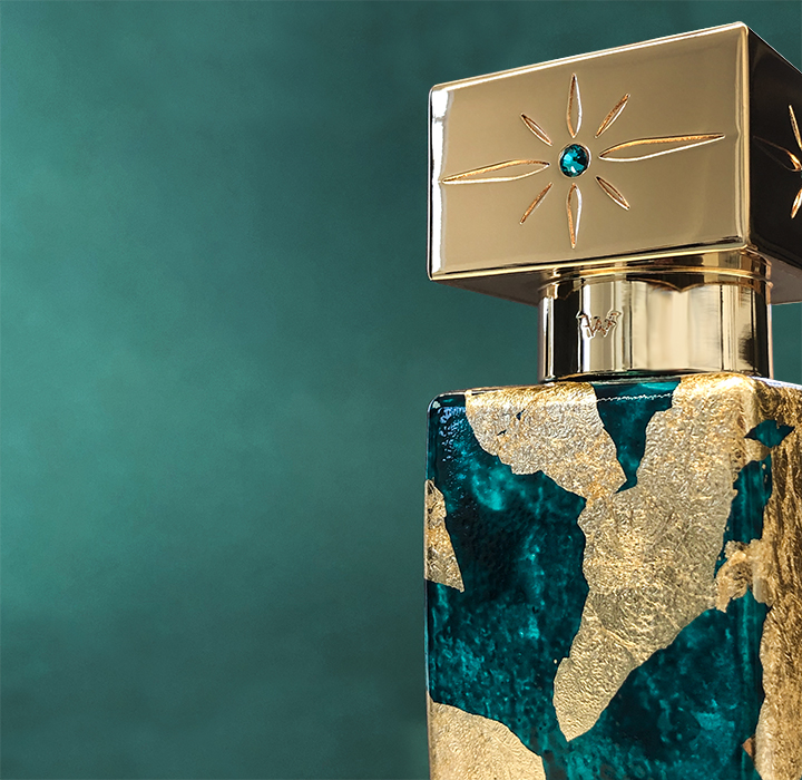 Une collection de flacons de parfum Toni cabal de différentes couleurs sur un fond bleu sombre