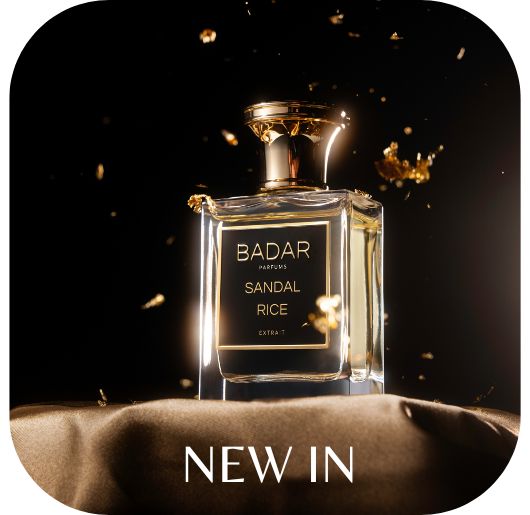 Cette image montre un flacon de parfum au centre. Le flacon est élégant, de forme carrée avec des bords arrondis, et transparent, ce qui permet de voir le liquide doré à l'intérieur. Le bouchon est doré et brillant, ajoutant une touche de luxe. L'étiquette indique 