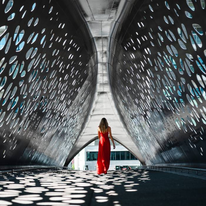 femme en robe longue rouge de dos