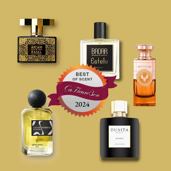 Cette image montre 5 flacons de parfums placés sur un fond uni couleur or. Ces flacons ont été récompensés par l'award Best of Scent par les experts de ça fleure bon. Ils sont vendus sur scentissime.com. Ces parfums sont : Äican de Kajal perfumes paris, Estelle de Badar parfums, Spice d'Arno de Electimuss London Pelagos de Parfums Dusita, Lamar Noir de Kajal Perfumes Paris et Cachemyrrhe de Tayshaba. Au centre de l'image est le symbole qui indique qu'un parfum s'est vu décerner le Best of Scent award.